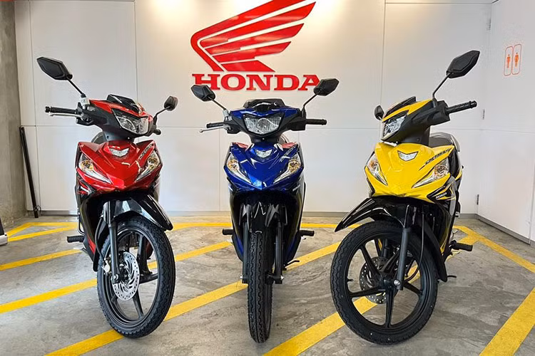 Về cơ bản, mẫu xe máy Honda Dash 125 2024 không có nhiều khác biệt so với phiên bản tiền nhiệm. Điểm đặc biệt là Honda Malaysia đã bổ sung cho Dash 125 bộ phận bảo vệ ngón chân giúp việc lái xe thoải mái và phong cách thể thao hơn. Ngoài ra, Honda Dash 125 mới cũng đáp ứng tiêu chuẩn khí thải Euro 4.