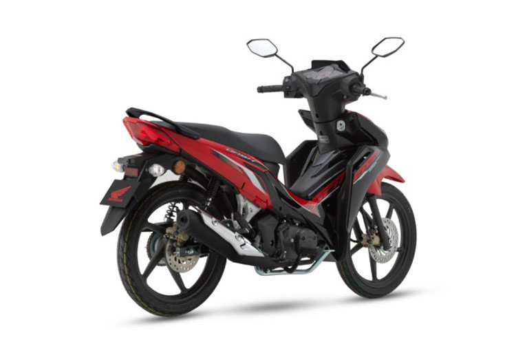 Hệ thống treo của Honda Dash 125 hiệu quả có khả năng hấp thụ tốt các chấn động từ mặt đường, từ đó tăng độ ổn định và thoải mái khi lái. Xe có chiều cao yên là 767mm, dung tích bình xăng 4 lít và trọng lượng ướt là 105 kg, những con số phù hợp với vóc dáng của người châu Á.