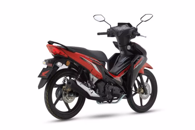 Hệ thống treo của Honda Dash 125 hiệu quả có khả năng hấp thụ tốt các chấn động từ mặt đường, từ đó tăng độ ổn định và thoải mái khi lái. Xe có chiều cao yên là 767mm, dung tích bình xăng 4 lít và trọng lượng ướt là 105 kg, những con số phù hợp với vóc dáng của người châu Á.