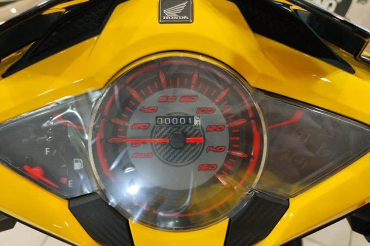 Những tính năng vượt trội khác cũng tô điểm cho Honda Dash 125 tại Malaysia bao gồm bảng đồng hồ kết hợp analog kỹ thuật số, hệ thống chiếu sáng LED cho tất cả các đèn, bao gồm đèn pha, đèn hậu và đèn xi-nhan. Những đường sọc trang trí trên thân xe cũng giúp tăng thêm sự thể thao và hiện đại. 
