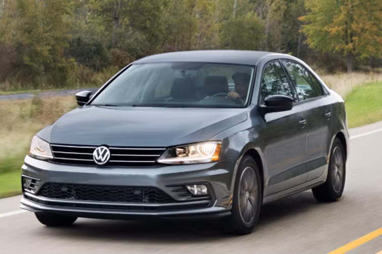 Tiếp tục là một mẫu xe bị ảnh hưởng bởi cơn bão SUV và Crossver. Năm nay, Volkswagen Jetta giảm tới 9% doanh số và chỉ bán ra 227.516 xe so với năm ngoái - con số này bằng một nửa so với Toyota Corolla.