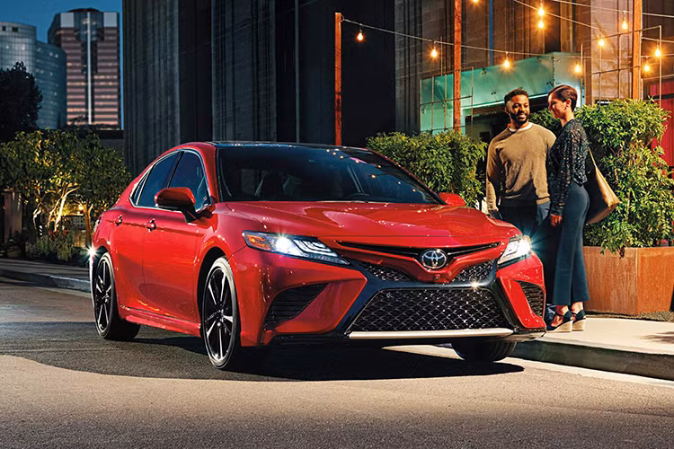 Toyota Camry tuy chỉ đứng thứ tư trong bảng xếp hạng nhưng vẫn là một “huyền thoại”. So với cùng kỳ năm ngoái, doanh số năm nay của mẫu x này tăng tới 13% và đạt 313.394 xe bán ra. Giống như “người anh em” Corolla của mình, Camry cũng là một mẫu xe tỏ ra “không ngán ngẩm” các dòng xe SUV hay Crossover trên bảng doanh số.