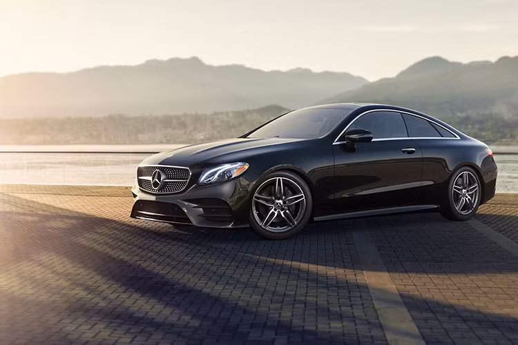 Đứng cuối cùng trong danh sách này là mẫu sedan hạng sang Mercedes-Benz. Khác với “người em” C-Class đang chịu những sóng gió từ các đối thủ thì E-Class lại cứ dần dần đi lên cùng doanh số tăng 10%. Mercedes-Benz E-Class được dự đoán là sẽ còn bùng nổ doanh số vào năm 2019.