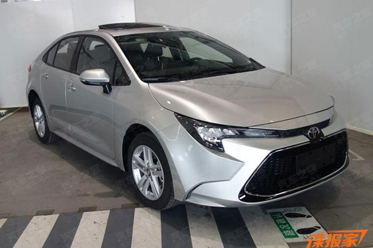 Toyota Levin 2019 máy xăng sở hữu thiết kế tương tự phiên bản hybrid nhưng không đi kèm logo màu xanh dương trên đầu và đuôi xe. Đầu xe xuất hiện lưới tản nhiệt dưới hình lục giác cỡ lớn. Ở bản cao cấp, Levin 2019 sẽ đi kèm viền mạ crôm và đèn sương mù hình tròn trong lưới tản nhiệt. Bao quanh lưới tản nhiệt trên là cụm đèn pha hình chữ L sắc sảo.