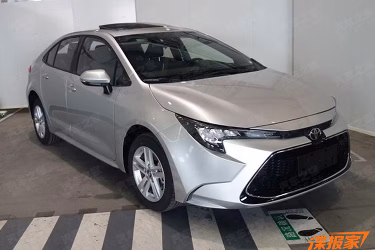 Toyota Levin 2019 máy xăng sở hữu thiết kế tương tự phiên bản hybrid nhưng không đi kèm logo màu xanh dương trên đầu và đuôi xe. Đầu xe xuất hiện lưới tản nhiệt dưới hình lục giác cỡ lớn. Ở bản cao cấp, Levin 2019 sẽ đi kèm viền mạ crôm và đèn sương mù hình tròn trong lưới tản nhiệt. Bao quanh lưới tản nhiệt trên là cụm đèn pha hình chữ L sắc sảo.