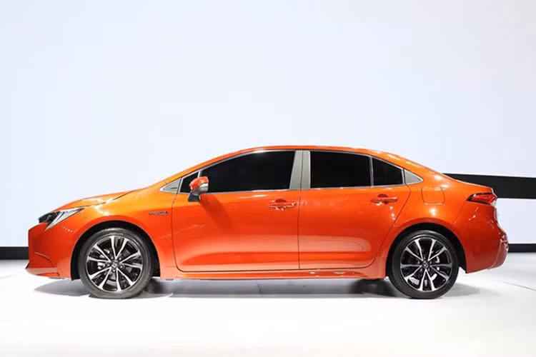 Mẫu xe sedan Toyota Levin 2019 mới từng được trưng bày tại triển lãm Ô tô Quảng Châu 2018 vốn thuộc phiên bản hybrid, sử dụng động cơ xăng Dynamic Force 4 xi-lanh, dung tích 2.0 lít và mô-tơ điện, tạo ra công suất tổng cộng 180 mã lực. Tuy nhiên, có vẻ như liên doanh GAC Toyota sẽ không chỉ bán Levin Hybrid, mới đây hình ảnh của mẫu Toyota Levin 2019 bản máy xăng bất ngờ được lan truyền trên mạng xã hội