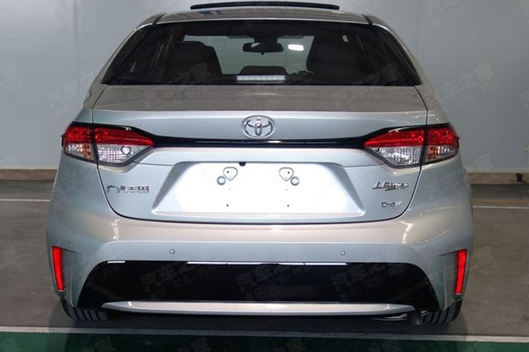 Vòng ra bên sườn, chúng ta có thể bắt gặp 3 loại vành la-zăng khác nhau với đường kính từ 15 - 17 inch, tùy phiên bản. Trong đó, bản cao cấp nhất dùng vành hợp kim 5 chấu kép phối 2 màu thể thao. Phía sau, cụm đèn hậu LED được bao quanh và nối liền bằng dải màu đen bóng thanh mảnh. Trên cản sau của mẫu sedan cỡ C này có một mảng màu đen bóng khá lớn và cặp đèn phản quang nằm dọc ở 2 góc.