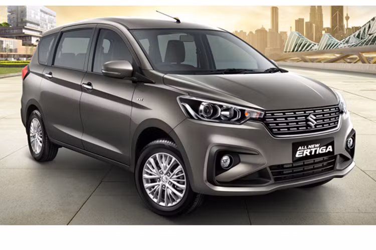 Về ngoại thất, mẫu xe Suzuki Ertiga 2018 được thiết kế góc cạnh và sắc sảo hơn với lưới tản nhiệt lục giác tạo hình tổ ong, cụm đèn pha dạng LED vuốt ngược sang hai bên, đèn sương mù nằm gọn trong hốc gió. Đây cũng chính là những chi tiết nhận diện thương hiệu mới của Suzuki. Bên cạnh đó, Ertiga 2018 còn được trang bị mâm xe hợp kim thể thao bắt mắt.