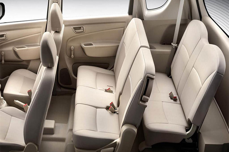 Ngoài ra, Suzuki Ertiga 2018 sở hữu màn hình giải trí 6,8 inch tương thích với smartphone, nút bấm khởi động, ghế lái chỉnh độ cao, gương chiếu hậu chỉnh gập điện, vô-lăng điều chỉnh độ nghiêng, dàn âm thanh 4 loa (2 trước + 2 sau). Xe vẫn thiếu hệ thống điều hòa tự động – một điểm khá đáng tiếc với một mẫu xe đời 2018 vẫn điều hòa chỉnh tay.