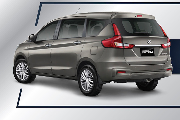 Phía sau phần đuôi Ertiga 2018 của Suzuki có thiết kế vuông vức, gọn gàng và không tạo cảm giác nặng nề, giữ lại tối đa không gian cho người ngồi và không gian chứa đồ nổi bật với cặp đèn hậu LED hình chữ L. Đèn phanh thứ 3 được tích hợp vào cánh lướt gió gắn trên cửa sau xe. 
