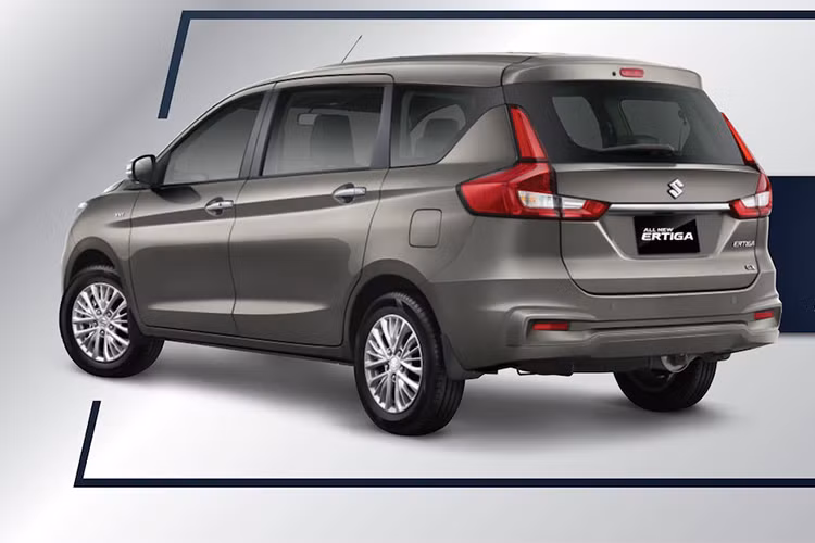 Phía sau phần đuôi Ertiga 2018 của Suzuki có thiết kế vuông vức, gọn gàng và không tạo cảm giác nặng nề, giữ lại tối đa không gian cho người ngồi và không gian chứa đồ nổi bật với cặp đèn hậu LED hình chữ L. Đèn phanh thứ 3 được tích hợp vào cánh lướt gió gắn trên cửa sau xe. 
