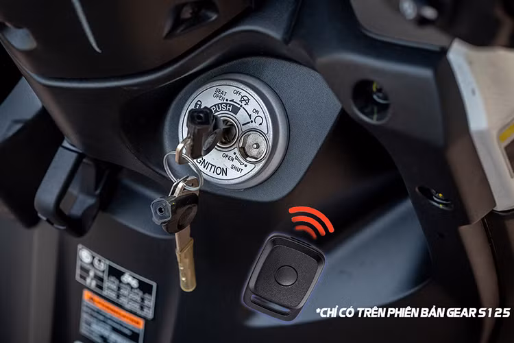 Xe cũng được trang bị công nghệ SSS (Start Stop System) cho phép Gear 125 “tạm tắt máy” khi dừng xe quá 5s. Khi cần di chuyển trở lại người điều khiển chỉ cần vặn ga xe sẽ tiếp tục di chuyển. Nhờ đó xe sẽ tiết kiệm nhiên liệu và hạn chế nhiệt độ phát sinh không cần thiết.