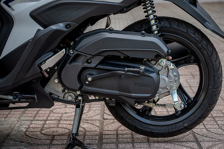 Xe sử dụng bộ lốp không săm với kích thước 80/80 – 14 “, lốp sau 100/70 – 14”. Ngoài ra Gear 125 cũng sẽ được trang bị phanh đĩa cho bánh trước và phanh cơ truyền thống cho phía sau (Đáng tiếc là mẫu xe này chưa được trang bị hệ thống phanh chống bó cứng ABS).