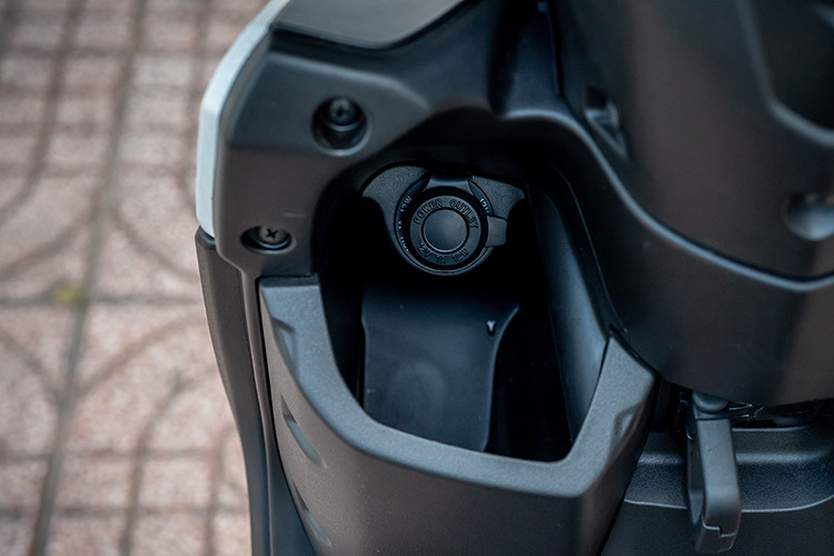 Khoảng sáng gầm của xe là 135 mm với sàn có thể gắn thêm gác chân mở rộng. Bộ gác chân là phụ kiện đi kèm nhưng người sử dụng có thể dễ dàng thay thế bằng nhiều gác chân khác thể hợp thời trang hơn. Thiết kế dễ dàng thu mở tăng phạm vi để chân từ đó mở rộng diện tích sàn xe nhiều hơn, chở đồ thuận tiện.