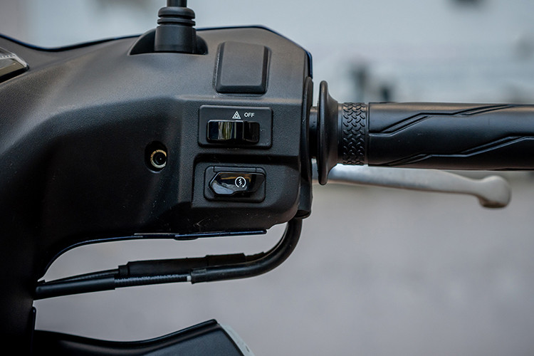 Phần đầu xe với đèn pha, cos và hazard tích hợp giảm đi khá nhiều tiết diện. Bóng LED giảm tiêu thụ năng lượng và tuổi thọ lâu hơn. Hệ thống chìa khóa cơ đi kèm hệ thống Answer Back hỗ trợ định vị và tìm kiếm xe trong các bãi đỗ xe dễ dàng (Answer Back chỉ có trên phiên bản Gear S 125).