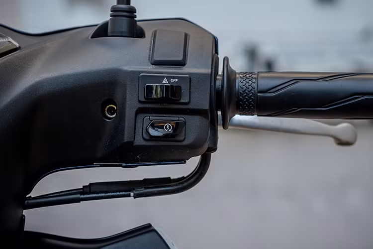 Phần đầu xe với đèn pha, cos và hazard tích hợp giảm đi khá nhiều tiết diện. Bóng LED giảm tiêu thụ năng lượng và tuổi thọ lâu hơn. Hệ thống chìa khóa cơ đi kèm hệ thống Answer Back hỗ trợ định vị và tìm kiếm xe trong các bãi đỗ xe dễ dàng (Answer Back chỉ có trên phiên bản Gear S 125).