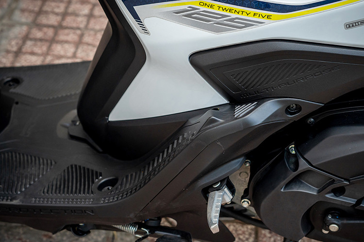 Yamaha Gear 125 có thiết kế mới lạ với cốp có nắp khóa bảo vệ tốt đồ dùng cá nhân. Chưa hết bộ cổng sạc thông minh cho phép người điều khiển vừa di chuyển vừa sạc thiết bị di động dễ dạng. Ngăn chứa thông minh vừa đựng điện thoại vừa sạc là vô cùng hợp lý.