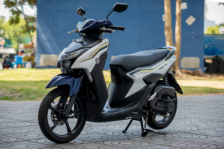 Mẫu xe tay ga Yamaha Gear 125 giá rẻ này là phiên bản 2023 được sản xuất và lắp ráp tại Indonesia. Tương tự như "người anh em" Fazzio, Gear 125 không được Yamaha Việt Nam phân phối chính hãng mà thông qua một số đại lý chuyên kinh doanh xe máy nhập khẩu tư nhân đưa về. 