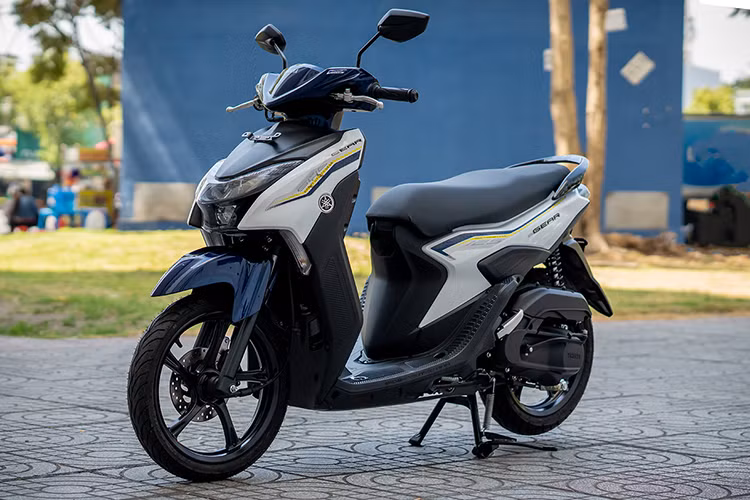 Mẫu xe tay ga Yamaha Gear 125 giá rẻ này là phiên bản 2023 được sản xuất và lắp ráp tại Indonesia. Tương tự như "người anh em" Fazzio, Gear 125 không được Yamaha Việt Nam phân phối chính hãng mà thông qua một số đại lý chuyên kinh doanh xe máy nhập khẩu tư nhân đưa về. 