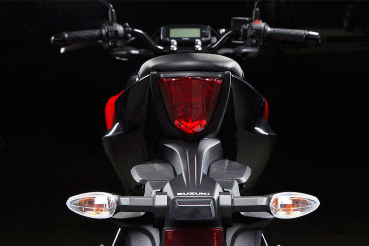 Yên xe thiết kế hiện đại, gọn gàng. Vì là dòng xe naked-bike nên dáng ngồi của S150 thẳng và thoải mái hơn người anh em R150, và chiều cao yên chỉ 785 mm khá phù hợp với vóc dáng người Việt. Đèn xi-nhan không có khác biệt gì so với các mẫu xe côn tay khác, đuôi xe vểnh cao như những mẫu xe phân khối lớn.