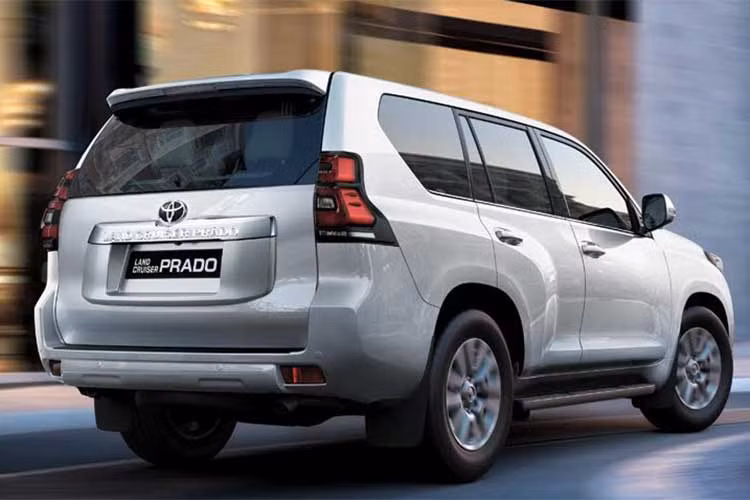 Kể từ lần đầu tiên tại thị trường trong nước dưới dạng phân phối chính hãng vào tháng 5/2011, Land Cruiser Prado vẫn là một trong những mẫu SUV 7 chỗ được nhắc đến nhiều nhất trong tầm giá trên 2 tỷ đồng.