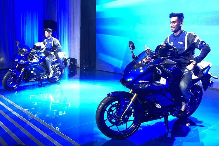 Từng lộ diện đầy đủ trước đây, Yamaha R3 và R25 2019 được coi là phiên bản nâng cấp giữa vòng đời của dòng xe, vốn được ra mắt lần đầu từ cách đây 4 năm. Mặc dù chỉ là một đợt facelift nhưng Yamaha đã thiết kế lại khá mạnh tay kiểu dáng của R3, đồng thời bổ sung thêm các trang bị tiêu chuẩn mới cho chiếc xe.