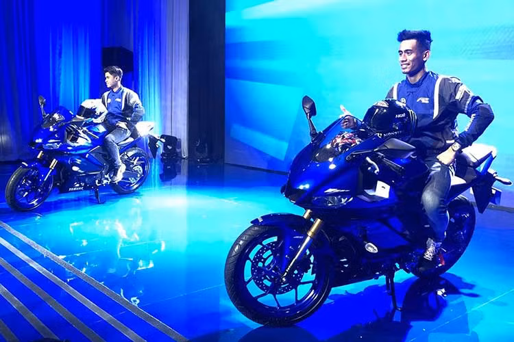 Từng lộ diện đầy đủ trước đây, Yamaha R3 và R25 2019 được coi là phiên bản nâng cấp giữa vòng đời của dòng xe, vốn được ra mắt lần đầu từ cách đây 4 năm. Mặc dù chỉ là một đợt facelift nhưng Yamaha đã thiết kế lại khá mạnh tay kiểu dáng của R3, đồng thời bổ sung thêm các trang bị tiêu chuẩn mới cho chiếc xe.