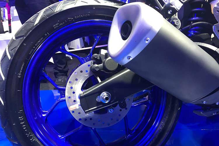 Như vậy, R3 hay R25 2019 đã trở thành mẫu sportbike phổ biến thứ 3 trong phân khúc 250-400cc được trang bị phuộc trước USD, sau KTM RC250/390 và Honda CBR250RR. Hệ thống phanh, bánh xe và lốp cũng không có sự thay đổi nào với tuỳ chọn hệ thống chống bó cứng ABS.