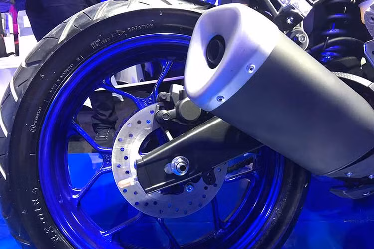 Như vậy, R3 hay R25 2019 đã trở thành mẫu sportbike phổ biến thứ 3 trong phân khúc 250-400cc được trang bị phuộc trước USD, sau KTM RC250/390 và Honda CBR250RR. Hệ thống phanh, bánh xe và lốp cũng không có sự thay đổi nào với tuỳ chọn hệ thống chống bó cứng ABS.