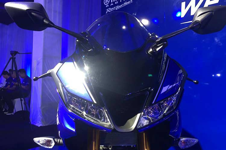 Thiết kế phần đầu của mẫu xe môtô Yamaha R3 và R25 2019 nổi bật nhất chính là bộ mặt trước của xe với cặp đèn pha kép và hốc gió nằm chính giữa, R3 mới trông khá giống với một số dòng superbike và sportbike khác như Honda CBR600RR 2008 hay "người anh em" Yamaha R6.