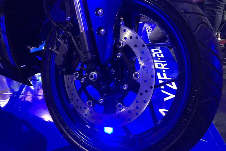 Ngoài kiểu dáng, Yamaha đã cải tiến khá nhiều chi tiết của R3/R25 2019, khiến cảm giác lái và tính công thái của chiếc xe thay đổi. Trong đó, nổi bật nhất là sự xuất hiện của cặp phuộc hành trình ngược USD ở phía trước. Được sản xuất bởi KYB, Yamaha cho biết cặp phuộc này sẽ khiến cho dàn đầu xe cứng cáp hơn, ổn định hơn so với đời cũ, trong khi vẫn có thể dễ dàng dập tắt các rung động từ mặt đường.