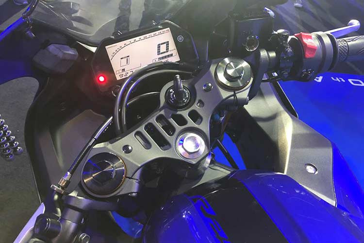 Với phần đầu thay đổi, bộ quây gió 2 bên của R3/R25 cũng đã có thiết kế hoàn toàn mới. Trong khi có phần đầu tròn trịa hơn thì với đời xe mới này, các quây gió 2 bên của R3/R25 đã sắc sảo và mang tính khí động học hơn thế hệ cũ. ặc biệt, bảng đồng hồ của xe đã được thay mới hoàn toàn với màn hình LCD đơn sắc giao diện mới.