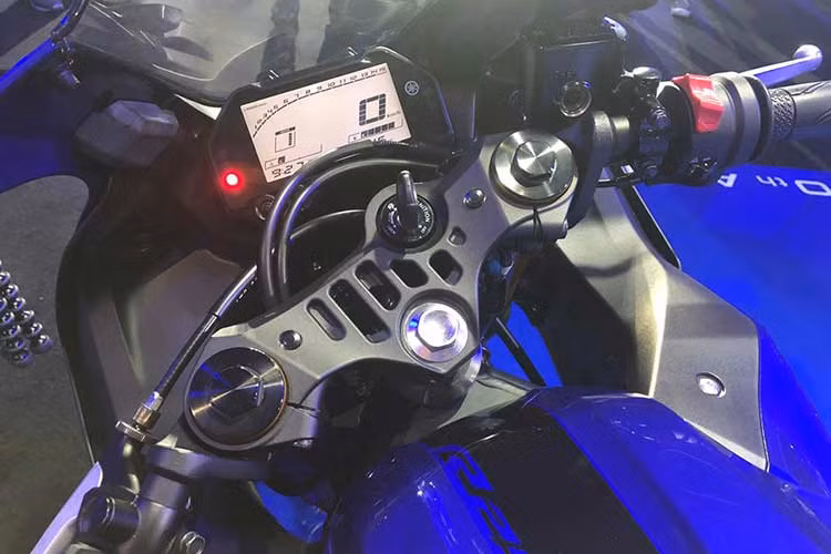 Với phần đầu thay đổi, bộ quây gió 2 bên của R3/R25 cũng đã có thiết kế hoàn toàn mới. Trong khi có phần đầu tròn trịa hơn thì với đời xe mới này, các quây gió 2 bên của R3/R25 đã sắc sảo và mang tính khí động học hơn thế hệ cũ. ặc biệt, bảng đồng hồ của xe đã được thay mới hoàn toàn với màn hình LCD đơn sắc giao diện mới.