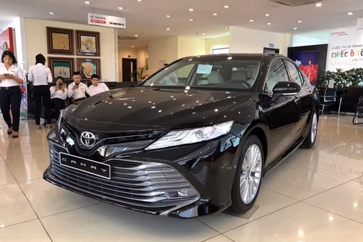 Toyota Camry tai Viet Nam giam 40 trieu dong 