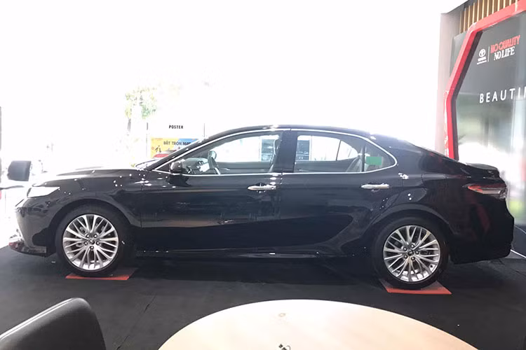 Toyota Camry tai Viet Nam giam 40 trieu dong 