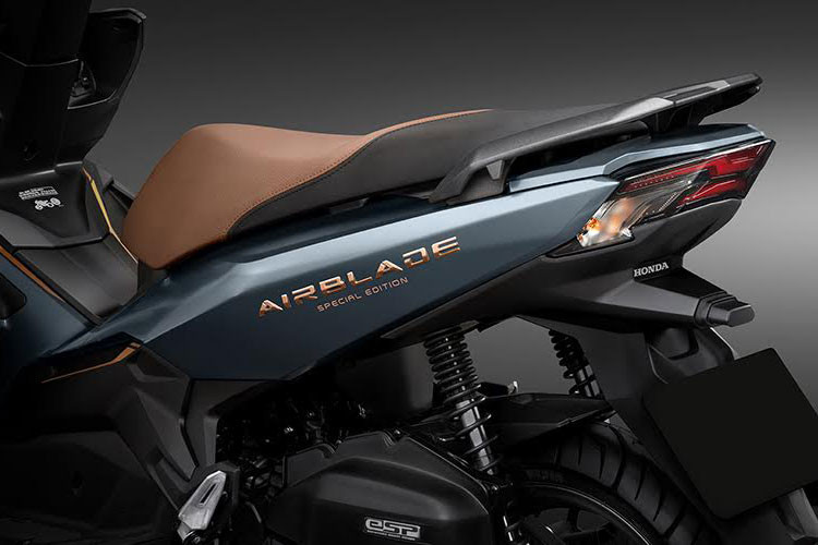 Cùng với đó, đèn chiếu sáng phía trước có có tính năng tự động bật sáng với chip LED có tuổi thọ cao hơn so với các đời xe trước. Nhờ việc cải thiện đặc điểm phân vùng ánh sáng, tầm nhìn chiếu sang của xe đã được cải thiện hơn vào ban đêm hay trong điều kiện thời tiết xấu.