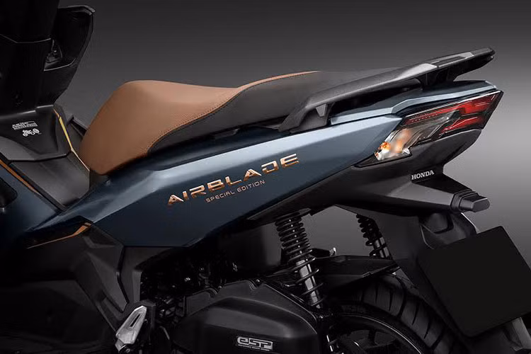 Cùng với đó, đèn chiếu sáng phía trước có có tính năng tự động bật sáng với chip LED có tuổi thọ cao hơn so với các đời xe trước. Nhờ việc cải thiện đặc điểm phân vùng ánh sáng, tầm nhìn chiếu sang của xe đã được cải thiện hơn vào ban đêm hay trong điều kiện thời tiết xấu.