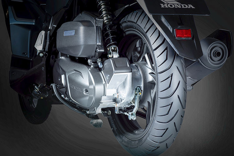 Về động cơ, Honda vẫn đưa tới Air Blade 2021 cụm động cơ eSP, xy lanh đơn làm mát bằng dung dịch. Trong đó, phiên bản 125cc sản sinh công suất cực đại 11.26 mã lực tại 8500 vòng/phút và mô-men xoắn cực đại 11.26 Nm tại 5000 vòng/phút. Phiên bản 150cc với động cơ dung tích 149.3cc, sản sinh công suất tối đa 12.8 mã lực tại 8500 vòng/phút và mô-men xoắn cực đại 13.3 Nm tại 5000 vòng/phút. 