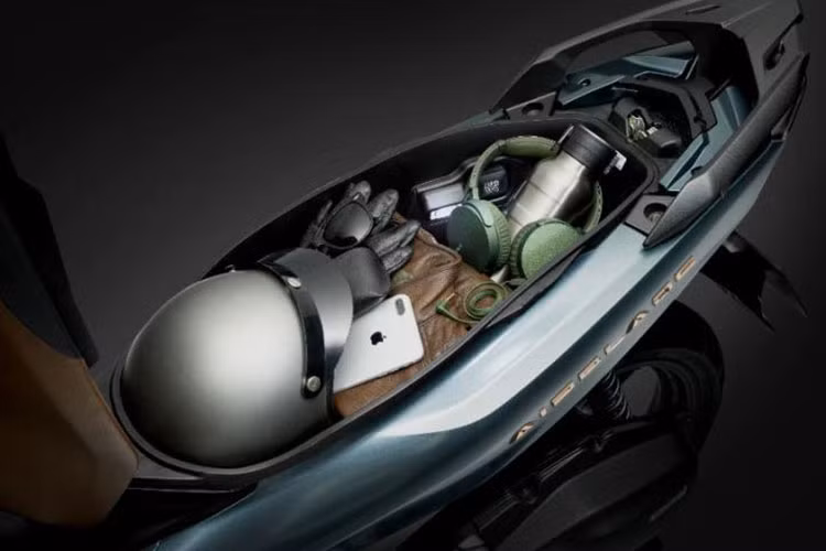 Bên cạnh việc trang bị tem xe cùng màu sắc mới, Honda Air Blade 150cc/125cc còn được tích hợp nhiều tiện ích cao cấp như chìa khóa thông minh Honda SMART Key có khả năng chống trộm cao và các tiện ích mở, tắt xe từ xa hay xác định vị trí xe… 