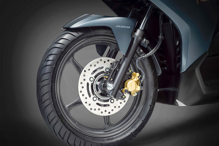 Hộc đựng đồ trên cả 2 phiên bản Air Blade 150cc/125cc mới đều có dung tích lớn hơn 0,9 lít so với mẫu xe trước; thêm đèn soi cốp; cổng sạc tiện lợi trên phiên bản 150cc. Riêng Air Blade phiên bản mới lần đầu tiên được trang bị hệ thống chống bó cứng phanh ABS cho bánh trước trên bản 150cc…. 