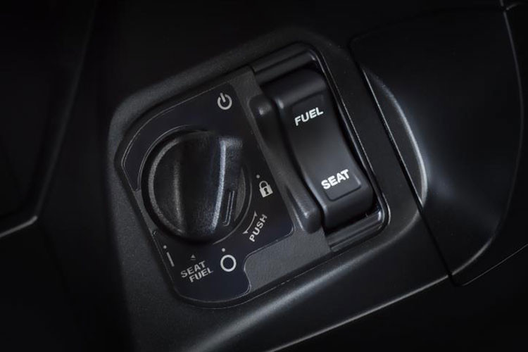 Cùng với màu và tem xe mới thì thế hệ Air Blade 2021 cũng vẫn duy trì hệ thống đèn chiếu sáng LED bền bỉ chi hiệu suất ánh sáng tốt, đi kèm với đông hồ LCD hiển thị đầy đủ các thông số. Đồng hồ trên xe vẫn là dạng kỹ thuật trên màn hình LCD khá bắt mắt.