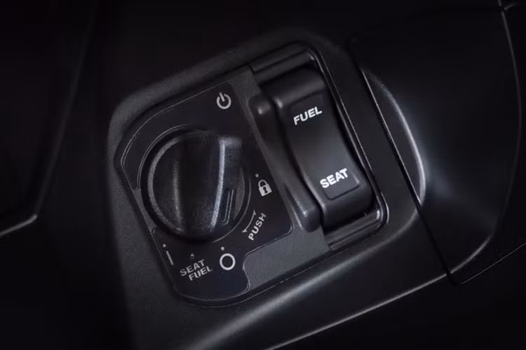 Cùng với màu và tem xe mới thì thế hệ Air Blade 2021 cũng vẫn duy trì hệ thống đèn chiếu sáng LED bền bỉ chi hiệu suất ánh sáng tốt, đi kèm với đông hồ LCD hiển thị đầy đủ các thông số. Đồng hồ trên xe vẫn là dạng kỹ thuật trên màn hình LCD khá bắt mắt.