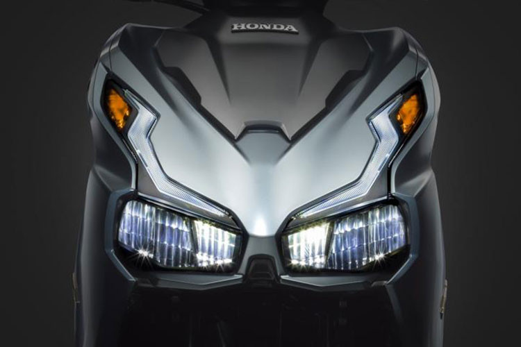 Cùng với đó, phiên bản Honda Air Blade 125cc 2021 bản tiêu chuẩn được bổ sung màu mới, đồng thời sở hữu những đường nét chấm phá trên tông màu chủ đạo của thân xe, tăng độ sắc sảo và tương phản thú vị. 