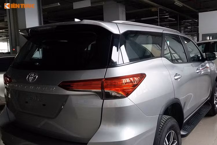 Phần sau xe có thiết kế tinh tế và mềm mại với cúp đèn hậu nhỏ gọn và kéo dài giữa về phía logo Fortuner giữa xe. Cụm đèn cốt/ pha đều là LED cao cấp, tích hợp tự động bật/ tắt, điều chỉnh góc chiếu,... Gương chiếu hậu có thể chỉnh điện, gập điện, tích hợp báo rẽ, kính sau xe có tính năng sấy, còn gạt mưa là loại gián đoạn, điều chỉnh thời gian.