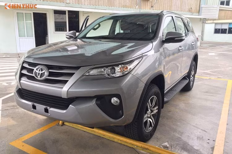 Dự kiến Toyota Fortuner máy dầu sẽ chính thức được công bố giá bán và thông tin cụ thể vào thời gian tới. Tuy nhiên ngay từ lúc này một số hình ảnh, thông tin về mẫu xe này đã được chia sẻ trên mạng xã hội cho thấy thông tin về một phiên bản sử dụng máy dầu, trang bị đơn giản hơn so với bản máy xăng vốn đã từng trưng bày vào tháng 10/2016.