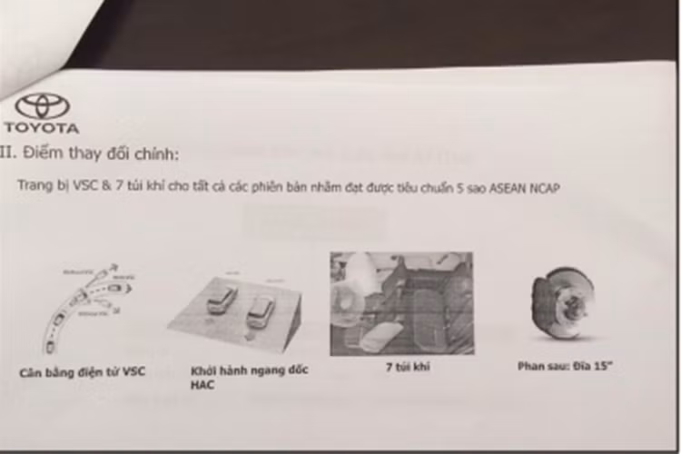 Giá Fortuner máy dầu hiện chưa công bố nhưng một số đại lý đã tạm chốt ở mức 1,066 tỷ đồng cho bản số tự động 1 cầu và 1,3 tỷ đồng cho bản 2 cầu. Tại một số đại lý Toyota, khách hàng đã có thể đặt hàng trước mẫu xe này và sẽ nhận xe trong tháng 1/2018. Một vài trang bị trên Toyota Fortuner máy dầu, số tự động sắp xuất hiện tại Việt Nam trong thời gian tới đã bị lộ qua những hình ảnh trên mạng xã hội.