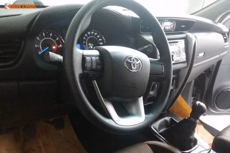Bên trong Toyota Fortuner phiên bản mới sở hữu cabin 7 chỗ ngồi khá rộng rãi cùng nhiều chi tiết nâng cấp, theo dự đoán thì các chi tiết nội thất không thay đổi nhiều so với bản máy xăng. Tuy nhiên, có thể mẫu xe này sẽ được trang bị thêm các tính năng an toàn như hệ thống cân bằng điện tử VSC, hệ thống khởi hành ngang dốc HAC và 7 túi khí.