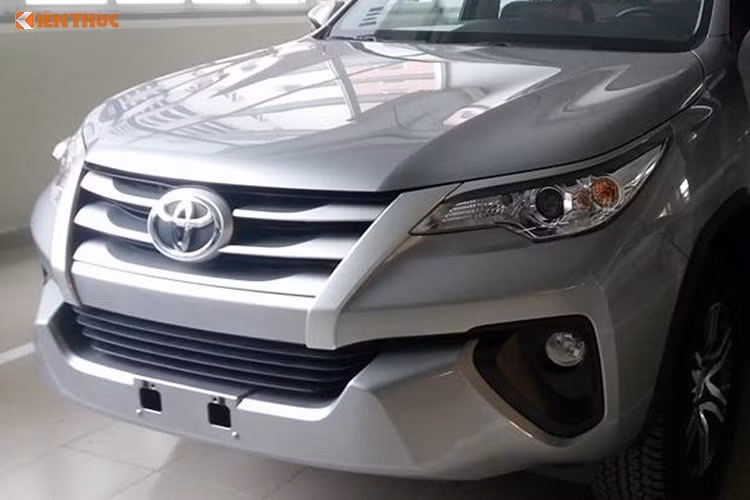 Ngoại hình tổng thể các phiên bản Toyota Fortuner máy dầu mới xuất hiện này cũng sẽ không thay đổi nhiều so với bản máy xăng, đều mạnh mẽ cứng cáp hơn so với thế hệ cũ. Tuy nhiên tùy vào phiên bản mà xe sử dụng đèn chiếu sáng dạng LED hay đèn halogen với gương cầu projector. 
