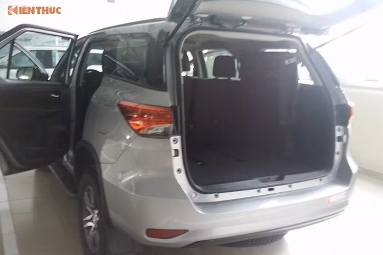 Theo báo cáo từ Hiệp hội các nhà sản xuất ôtô Việt Nam (VAMA), từ đầu năm 2017 khi Fortuner 2017 mới bắt đầu được phân phối tại Việt Nam gồm 3 phiên bản máy dầu số sàn, máy xăng số tự động 1 cầu và máy xăng số tự động 2 cầu thì phiên bản máy dầu được khách hàng ưa chuộng nhất.