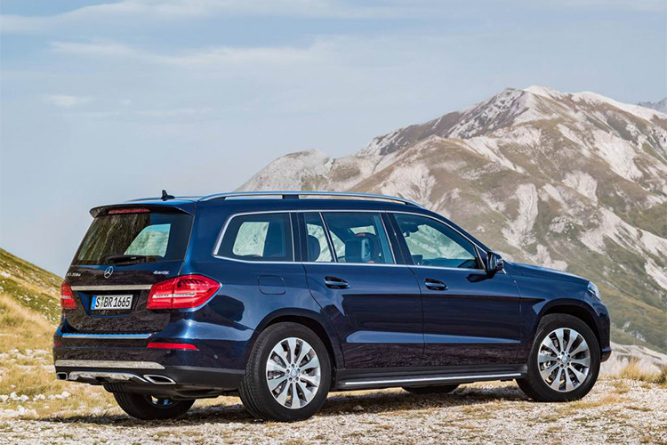 Thương hiệu ngôi sao 3 cánh cũng sẽ xem xét khả năng trang bị động cơ plug-in hybrid tương tự Mercedes-Benz S 560 e. Động cơ này kết hợp động cơ xăng 3.0L V6 công suất 362 mã lực và động cơ điện công suất 120 mã lực. Động cơ plug-in hybrid trên mẫu sedan cỡ lớn có thể di chuyển quãng đường lên tới 50 km ở chế độ chạy điện hoàn toàn.